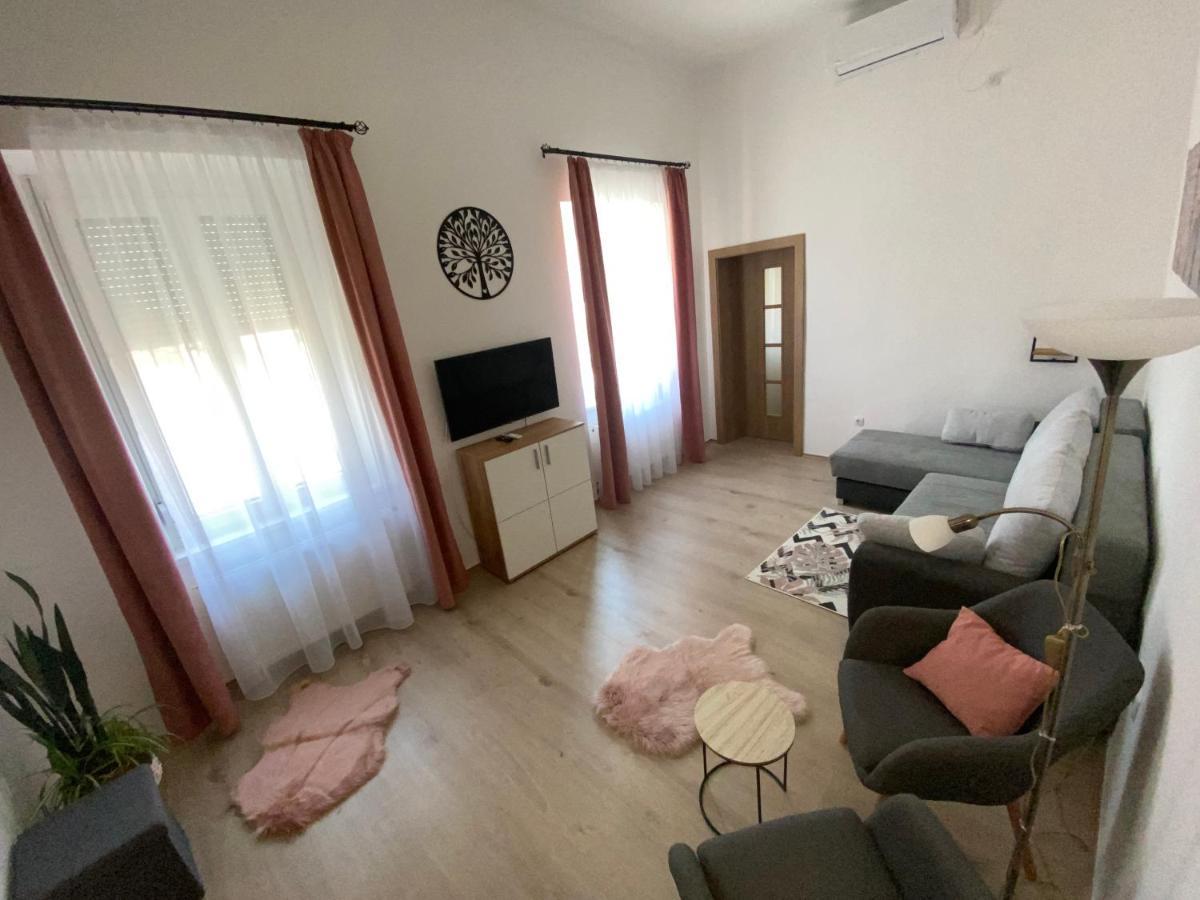 Rad-Var Apartmanhaz Eğri Dış mekan fotoğraf