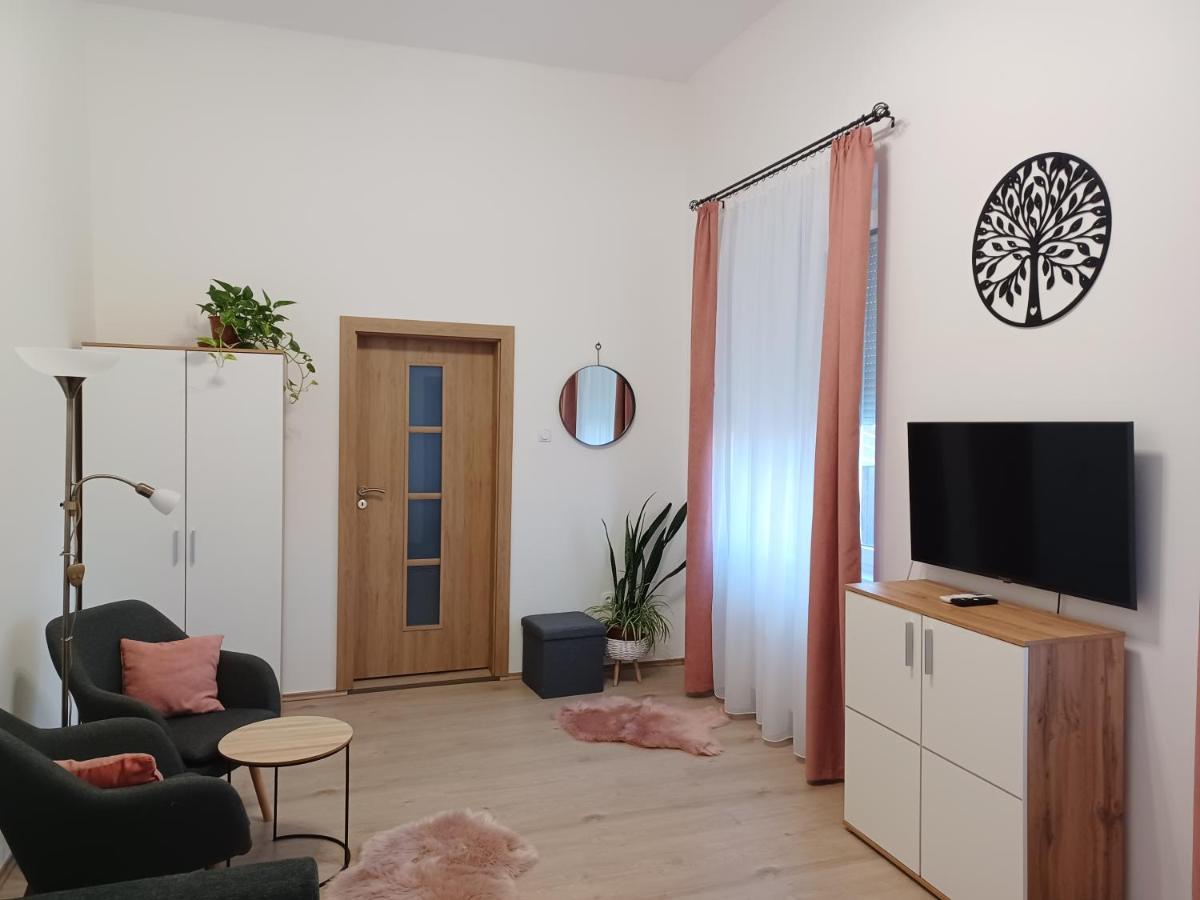 Rad-Var Apartmanhaz Eğri Dış mekan fotoğraf