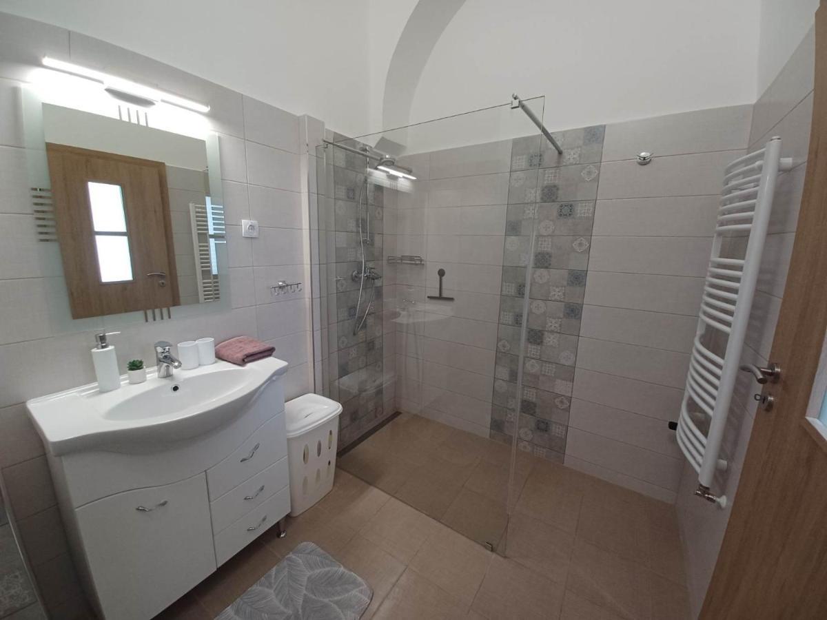 Rad-Var Apartmanhaz Eğri Dış mekan fotoğraf