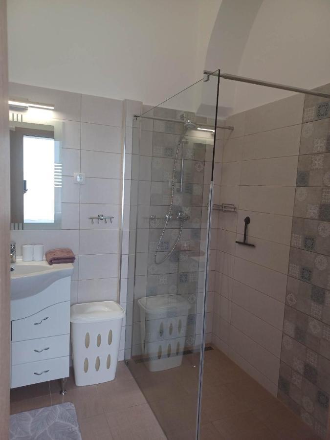 Rad-Var Apartmanhaz Eğri Dış mekan fotoğraf