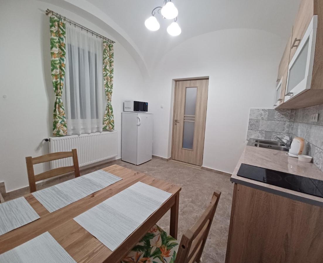 Rad-Var Apartmanhaz Eğri Dış mekan fotoğraf