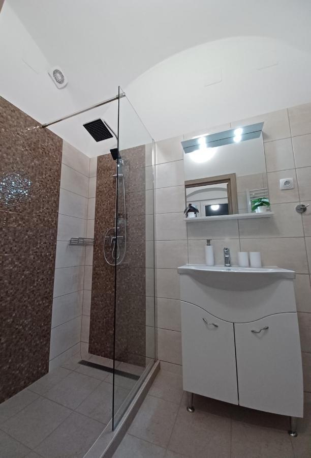 Rad-Var Apartmanhaz Eğri Dış mekan fotoğraf
